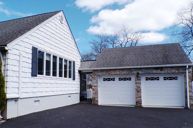 Building Photo - 53 Stonehedge Dr S