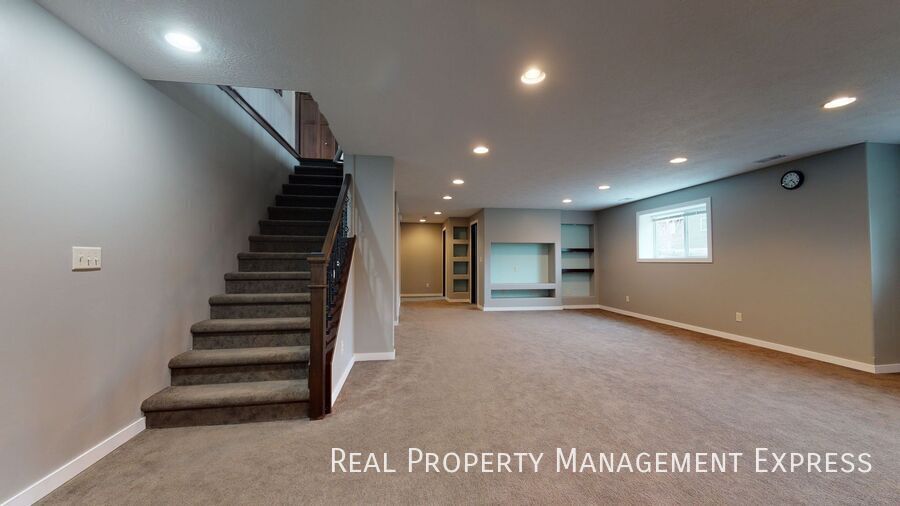 Building Photo - 4 Bed 3 Bath Luxury Home with 3 Stall Gara...