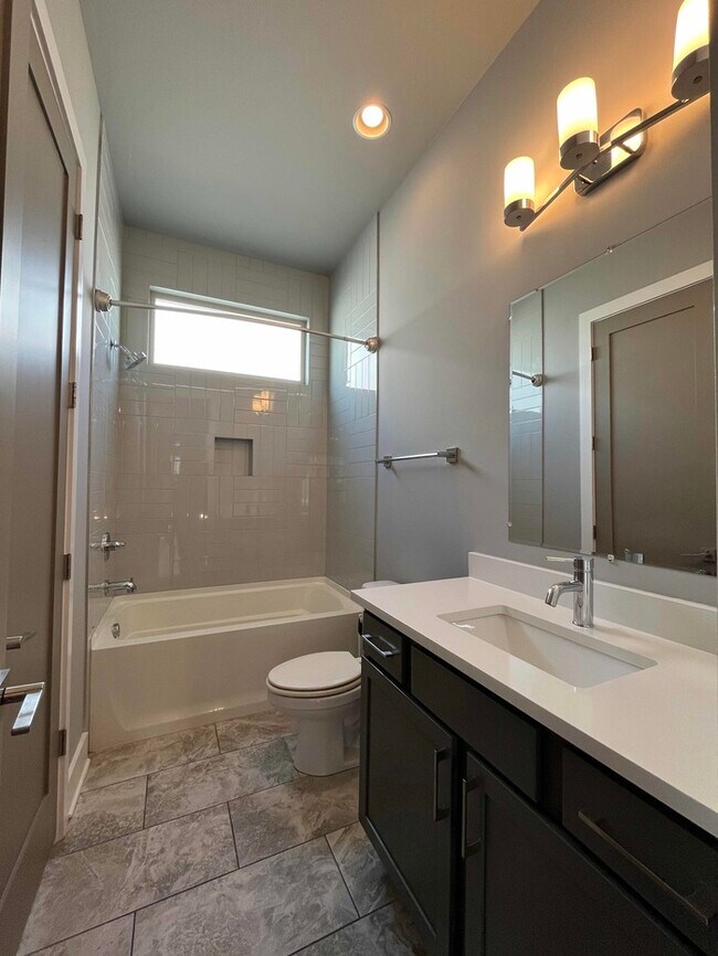 Building Photo - 976 Youngs Ln