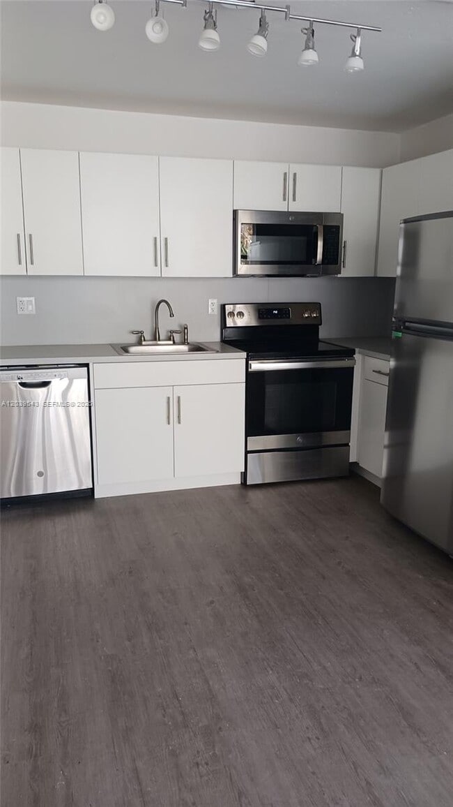 Building Photo - 1440 Brickell Bay Dr
