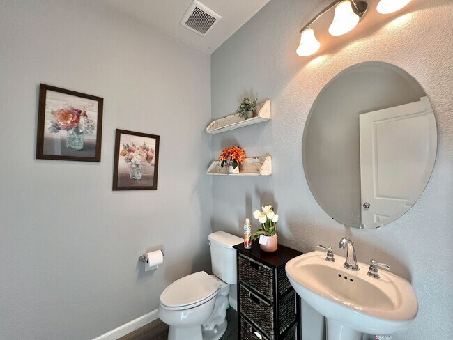 Building Photo - Perfect Family Home in Hollister