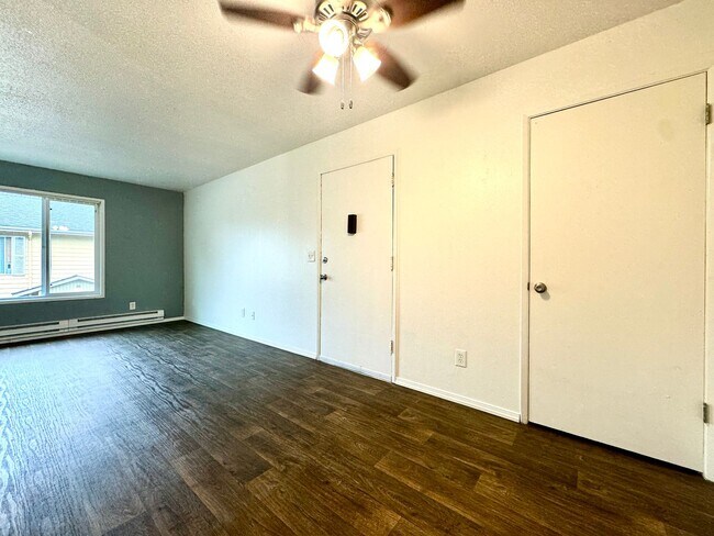Building Photo - Freshly Updated Top Floor One Bedroom w/ Fresh Paint, New Shower Surround & Stainless Appliances~...