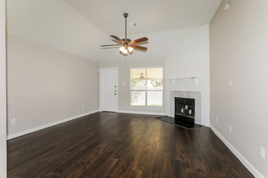Building Photo - 311 Lake View Dr