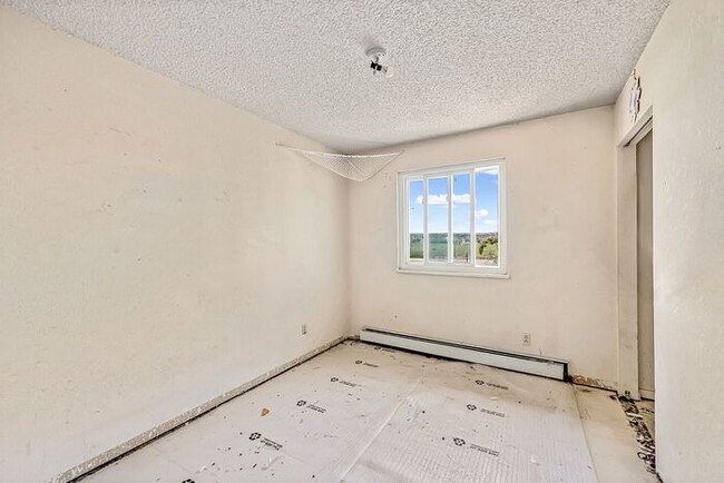 Building Photo - Home with Mountain Views!