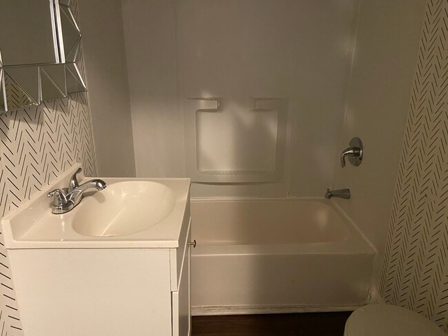 Full Bath - 204 11th St