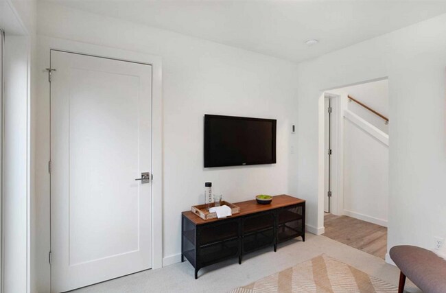 Building Photo - Modern Wallingford/Fremont Home with Rooftop Views & Designer Finishes