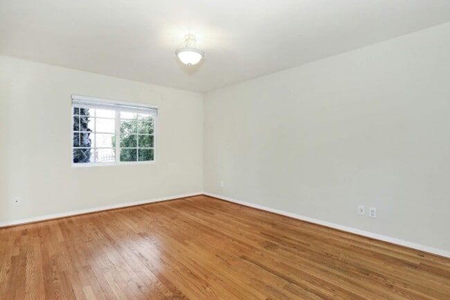 Building Photo - 4356 Kingswell Ave