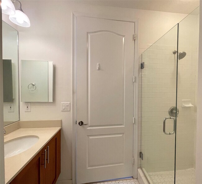 Building Photo - 415 Olssen Ave