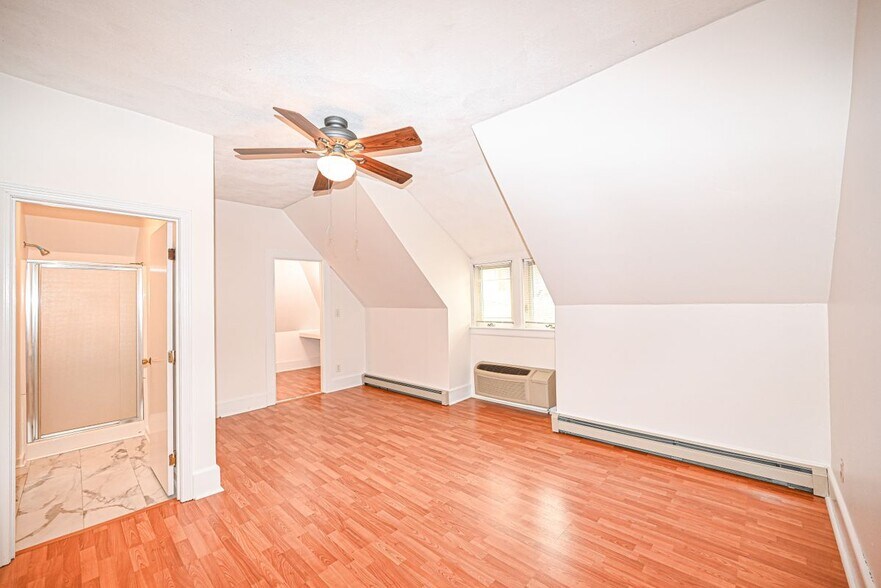 Building Photo - 55B N Bay St