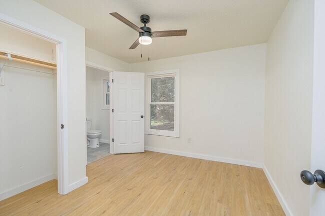 Building Photo - 4 BEDROOM 3 BATHROOM HOUSE FOR RENT