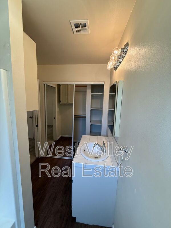 Building Photo - 315 7th St