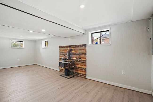 Building Photo - Fantastic Home in Fort Dupont Park! Parking and Basement Included!
