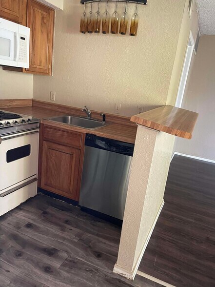 Building Photo - 2310 Bamboo Dr