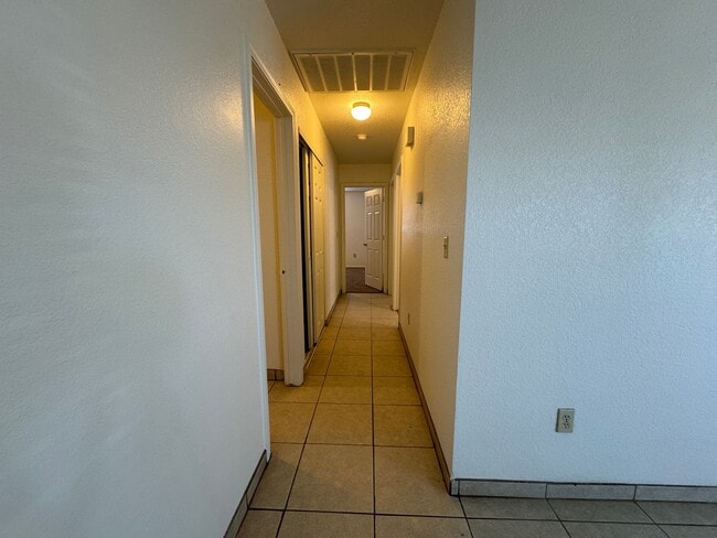Building Photo - 3BR Duplex with gated yard and Garage
