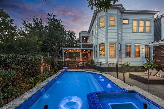 Building Photo - 340 W 17th St