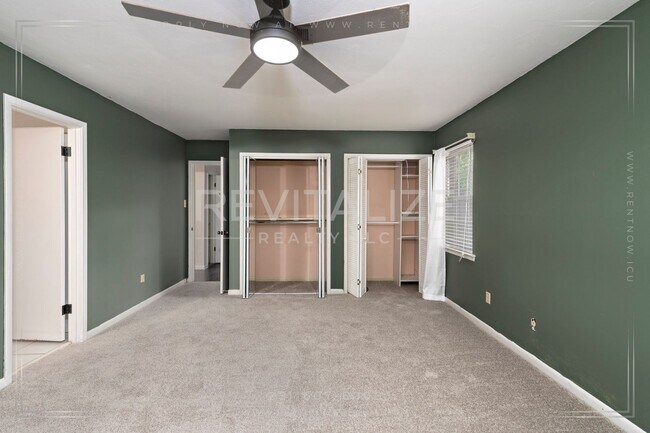 Building Photo - 3/2 Brick Home with Sunroom, Deck, and Car...