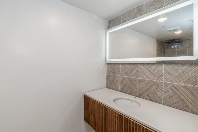 Building Photo - 543 Palisade Ave