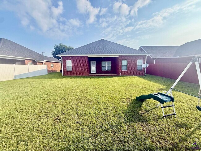 Building Photo - 634 Post Oak Way