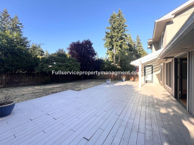 Building Photo - Beautiful Mercer Island Home with Private Hot Tub Pavillion & Spacious Floor Plan