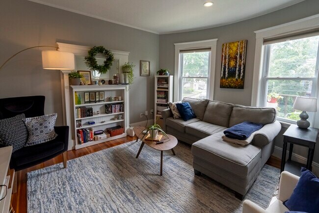 Building Photo - 15 Castleton St