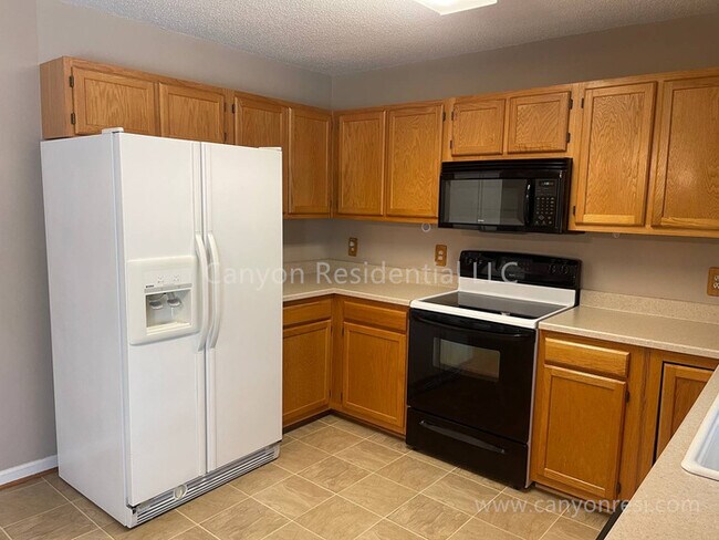 Building Photo - 204 Creeksedge Ct