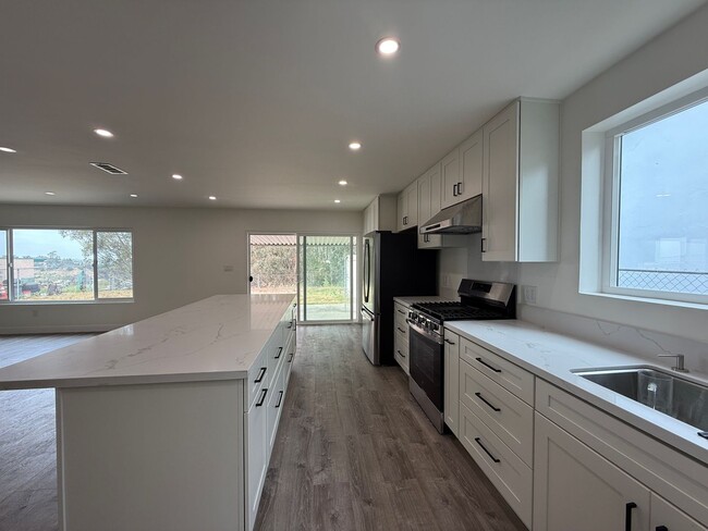 Building Photo - Newly Remodeled Interior 3BD! Enclosed Backyard! AC! Washer and Dryer!