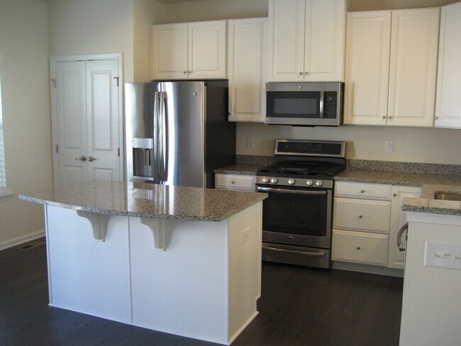 Building Photo - 360 Spring Hill Pl