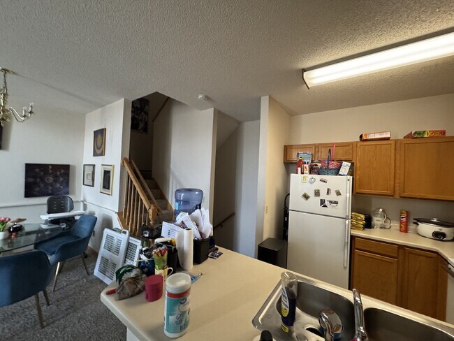 Building Photo - High Ceilings Townhouse Retreat: Spacious 2-Bed, 2-Bath Gem in Woodbury!