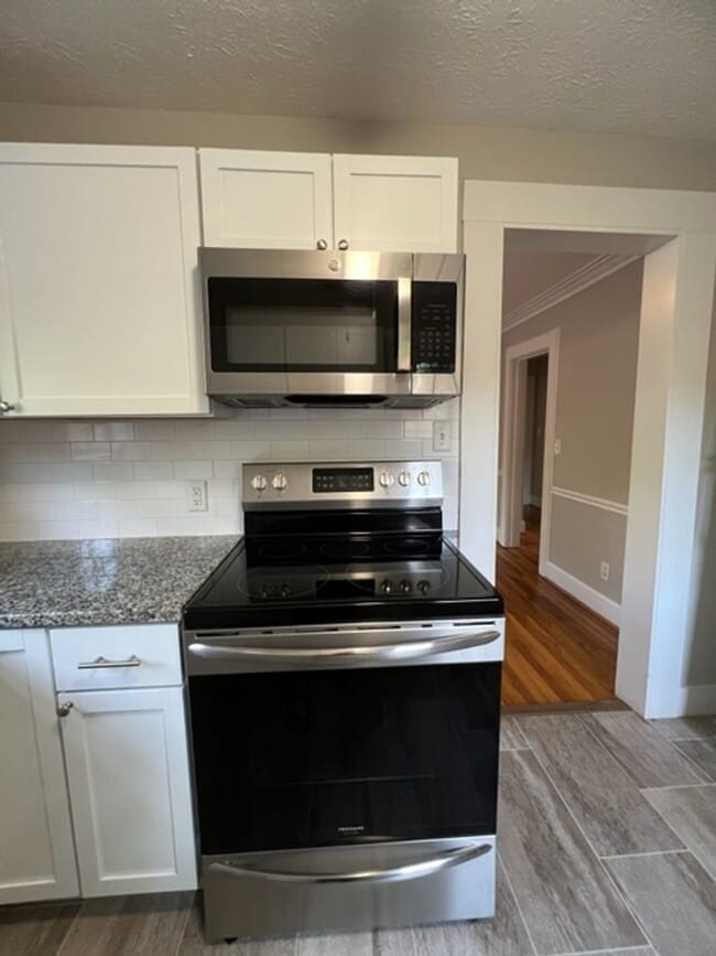 Building Photo - Adorable 3 Bedroom/2 Bath Home located in ...