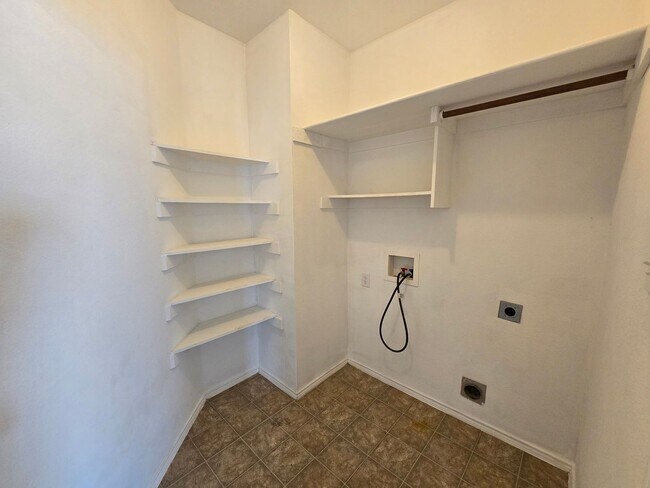 Building Photo - 5820 Show Master Ln