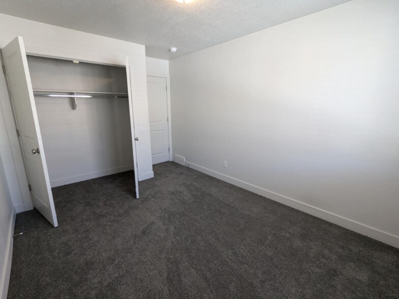 Building Photo - 1561 110