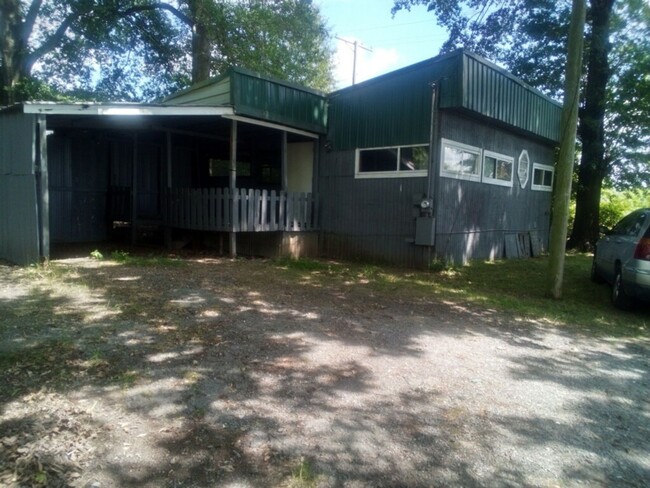 Building Photo - Contact Peggy Goodman 501 676 1758 or Heat...