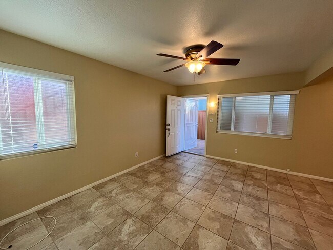 Building Photo - kl303r