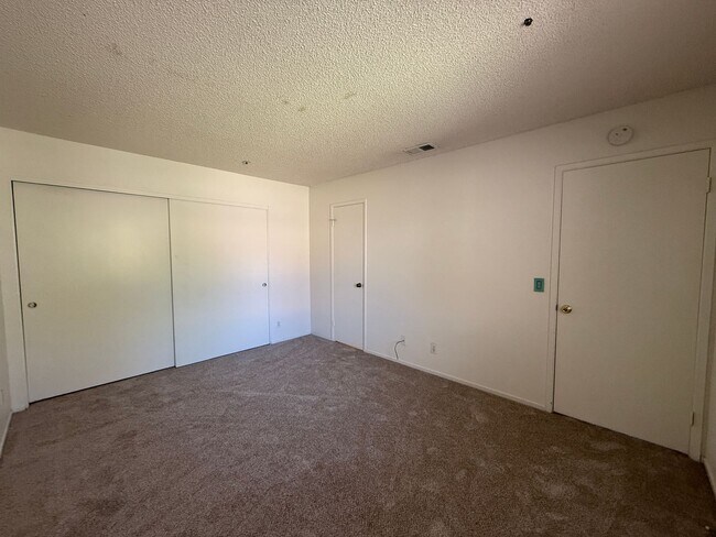 Building Photo - Centrally Located Las Palmas Upstairs Cond...
