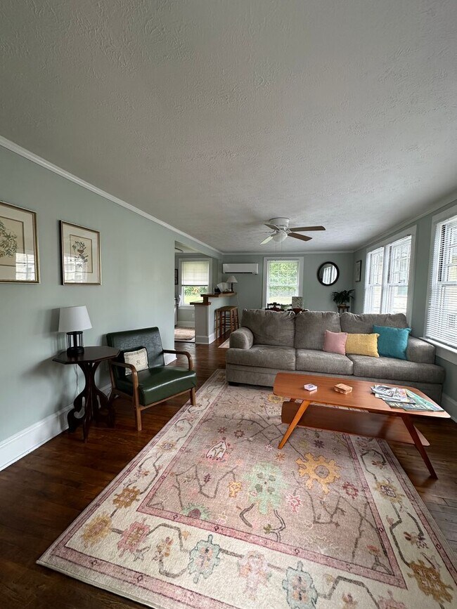 Building Photo - One Bedroom Garage Apartment in 5 Points!!