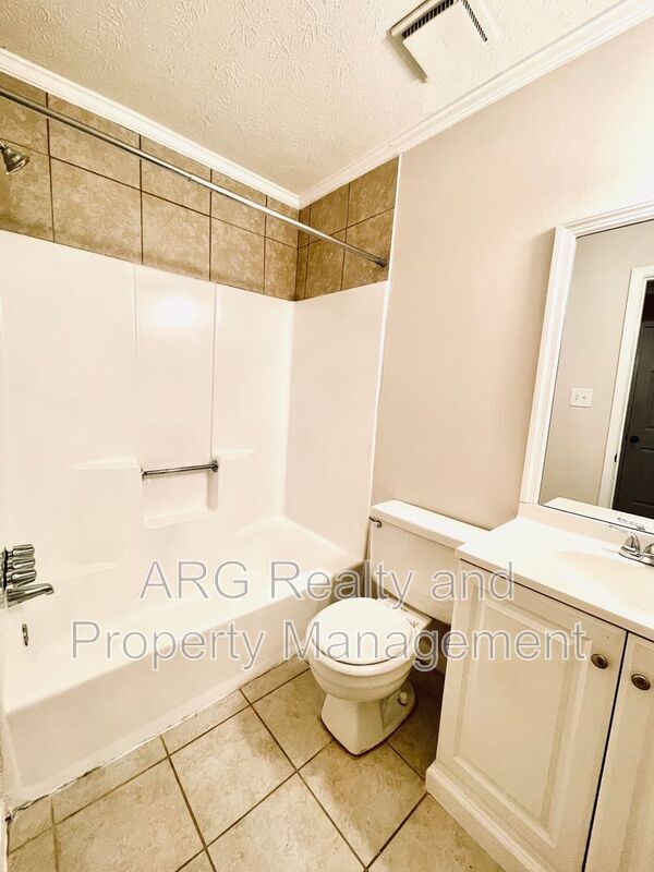 Building Photo - 2142 Fairway Ct SE