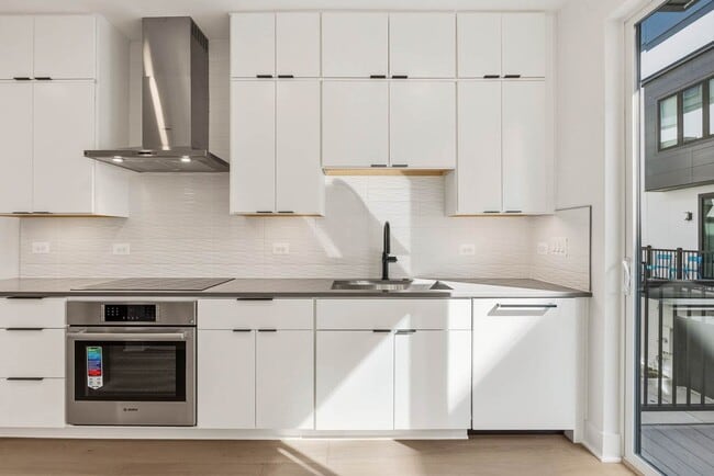 Building Photo - Reservoir District Townhome | 3 Bed + Den | 3.5 Bath | 1,800 Sf | Large Private Rooftop Deck & Ba...