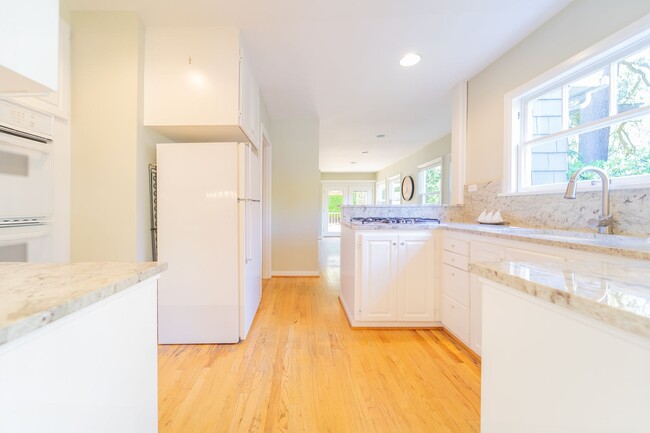 Building Photo - Enchanting Portland Heights 5BD House: You...