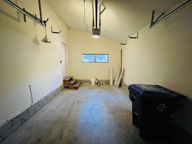 Building Photo - Spacious 4 bed 3 bath house for RENT in So...