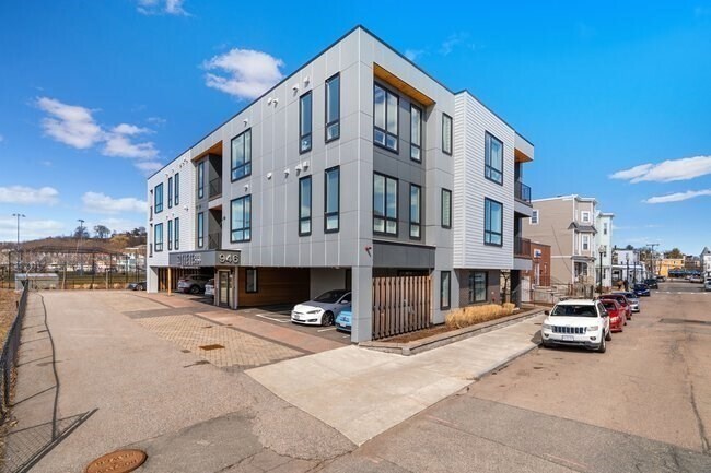 Building Photo - 946 Saratoga St