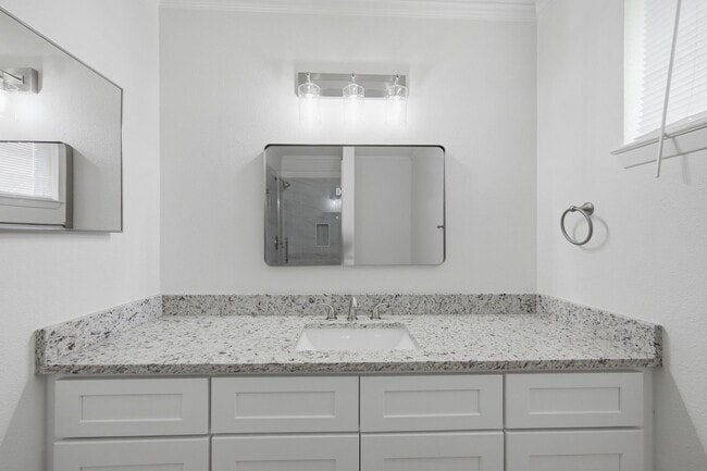 Building Photo - Charming 3BR House in Houston