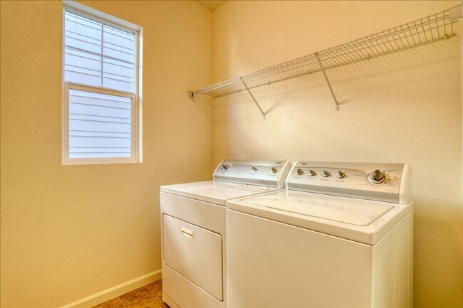 Building Photo - Awesome 3bed/3bath/2car garage on a quiet street in Aurora!