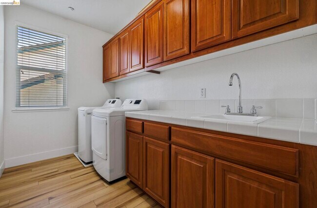 Building Photo - 822 Shasta Daisy Dr