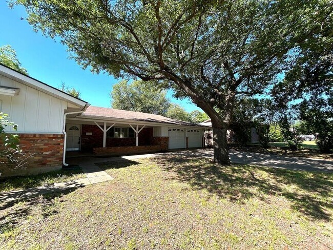 Building Photo - 613 W Redbud Dr