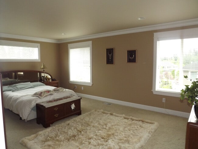 Building Photo - Gorgeous 3 bedroom, 2.5 bath in "Eagle Hei...