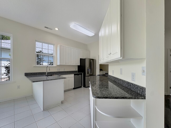 Building Photo - 4333 Oakwood Cir