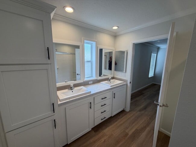 Building Photo - 388 Sunshine Dr