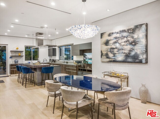 Building Photo - 1717 Sunset Plaza Dr