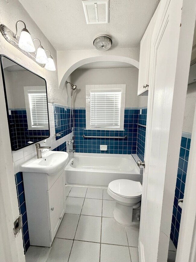 Building Photo - Large 4BD 2BA Home w/ Bonus Room close to Oklahoma City University!!