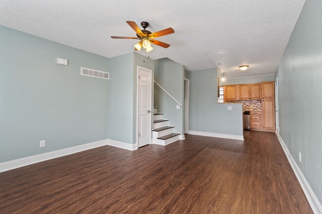 Building Photo - 618 E Johnston St